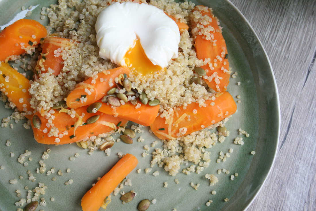 gepocheerd ei met frisse wortels en quinoa