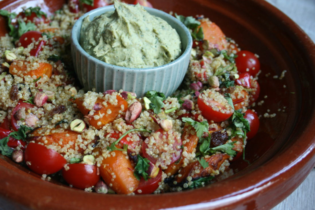 Quinoa-wortelsalade met pistachenoten en kruidenhummus