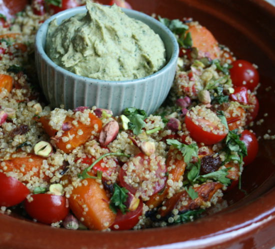 Quinoa-wortelsalade met pistachenoten en kruidenhummus