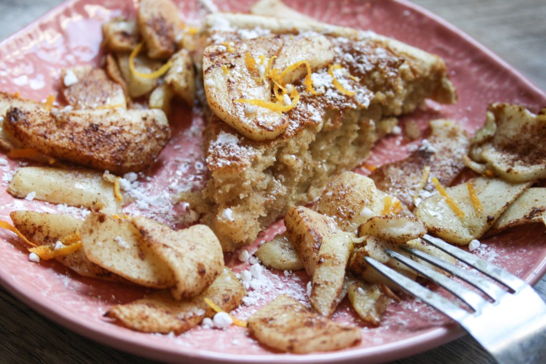 Pannenkoek uit de oven met kaneelappetjes en sinaasappel zeste