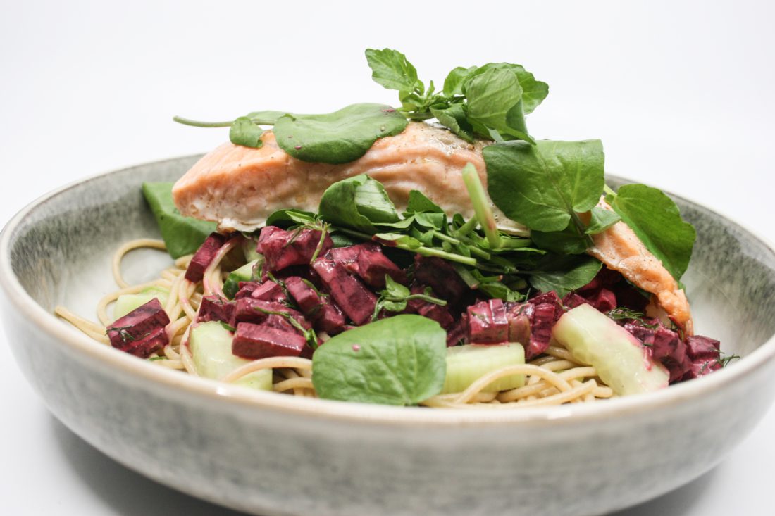 zalm, rode biet en waterkers met pasta