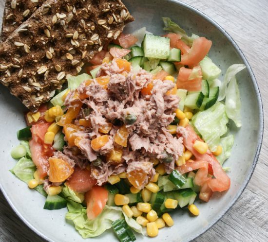 tonijnsalade met perzik en frisse salade