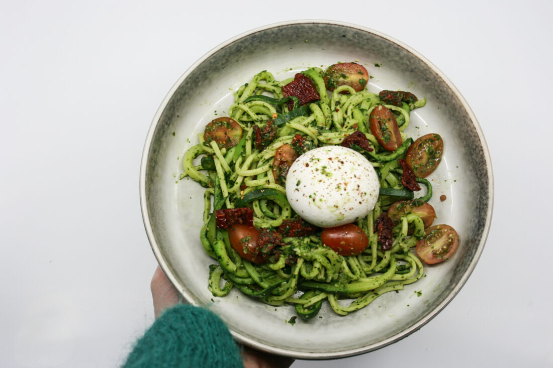Pasta met spinazie- amandelpesto, courgetti en burrata