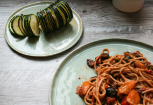 Tomaten- harissa pasta met hasselback courgette