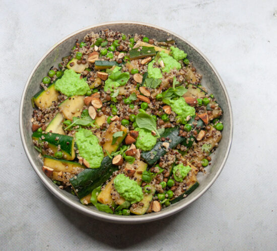Quinoa salade met erwten creme